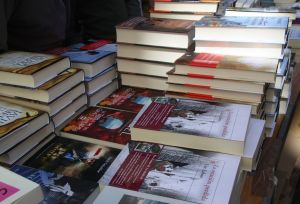 Piles de llibres a la Rambla de Girona.