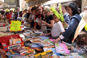 Les parades de llibres de Palamós, plenes.