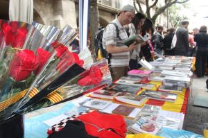 Roses en una parada a la rambla de Girona i llibres en segon terme