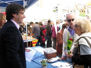 El candidat de CiU, Carles Puigdemont a la seva parada a la Plaça de Catalunya