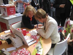 La candidata del PSC, Pia Bosch, signant exemplars del seu llibre
