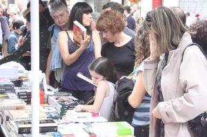 Una de les nombroses parades que venien llibres a Girona.