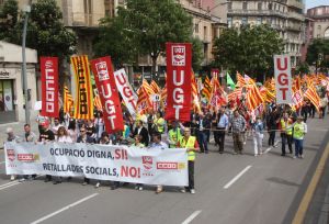 La manifestació d'aquest Primer de Maig ha recorregut els carrers principals de la ciutat de Girona.