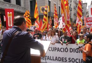 El secretari general de CCOO a Girona, Bartomeu Compte, en un moment del seu discurs a la Plaça del Vi davant unes 500 persones.