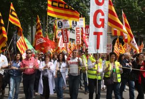 'No CiU per a la salut' són algunes de les de les pancartes i consignes que s'han pogut veure i escolat a la manifestació.