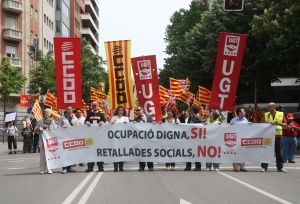 Unes 500 persones s'han manifestat aquest Primer de Maig a Girona.