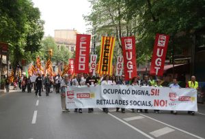 Unes 500 persones s'han manifestat aquest Primer de Maig a Girona.