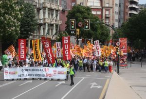 Un moment de la manifestació del Primer de Maig a Girona marcada per l'alta desocupació a les comarques gironines.