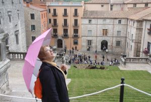 Una visitant esperant que aparegui una escletxa de sol