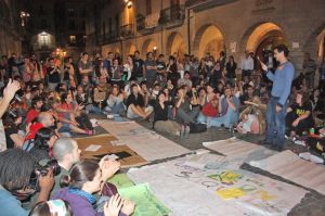 La 1era assemblea es va celebrar a la plaça del Vi on van decidir traslladar-se a plaça Catalunya