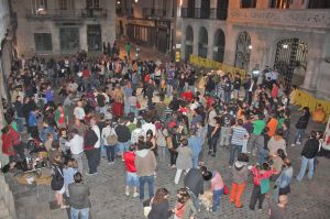 La 1era assemblea es va celebrar a la plaça del Vi on van decidir traslladar-se a plaça Catalunya