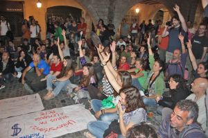 La 1era assemblea es va celebrar a la plaça del Vi on van decidir traslladar-se a plaça Catalunya