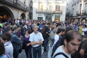 Uns 600 'indignats' es van concentrar a la plaça del Vi de Girona