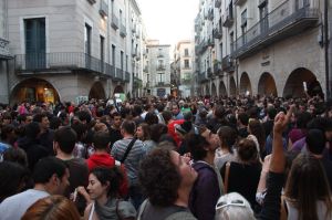 Uns 600 'indignats' es van concentrar a la plaça del Vi de Girona