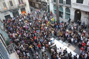 Uns 600 'indignats' es van concentrar a la plaça del Vi de Girona