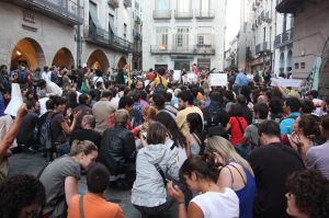 Uns 600 'indignats' es van concentrar a la plaça del Vi de Girona