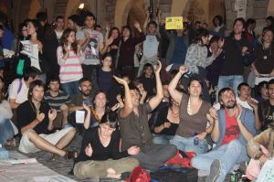 Uns 600 'indignats' es van concentrar a la plaça del Vi de Girona