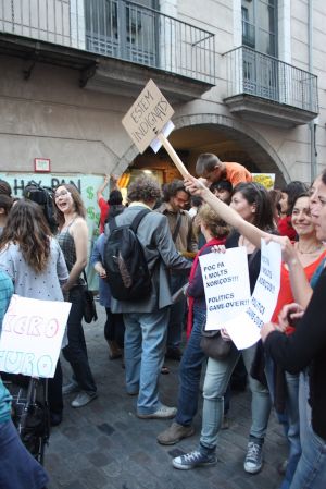 Uns 600 'indignats' es van concentrar a la plaça del Vi de Girona