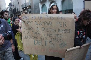 Uns 600 'indignats' es van concentrar a la plaça del Vi de Girona