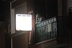 La propietària de l'immoble observant la investigació policial al balcó de damunt el bar