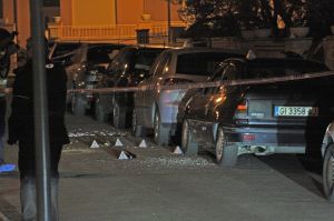 Restes de vidre al terra del vehicle de la víctima després de ser vandalitzat