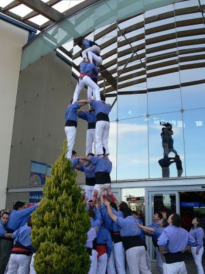 4de6 davant de l'entrada del centre comercial