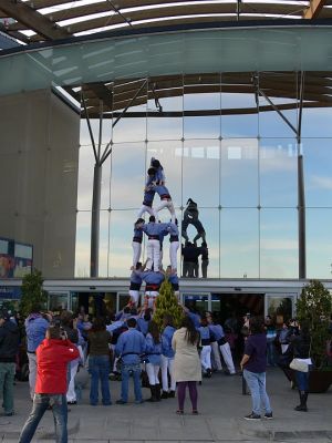 4 de 6 davant de l'entrada de l'Espai Gironès