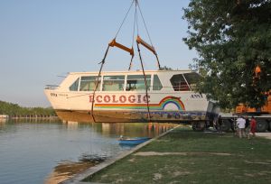 Un moment de l'operació per treure la barca 'Anna' de l'estany de Banyoles