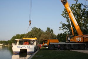 La barca 'Anna' en els seus últims minuts a l'estany de Banyoles.