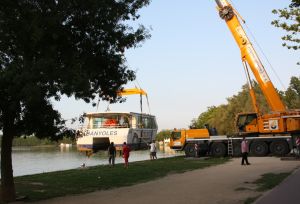 Un moment de l'operació per treure la barca 'Anna' de l'estany de Banyoles.