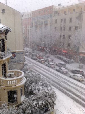 A mesura que les hores han passat la neu ha quallat al mig del carrer