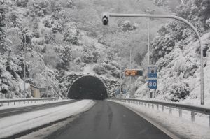 A l'alçada de Santa Coloma de Farners advertien els conductors que era necessari portar cadenes a l'eix transversal (C-25)