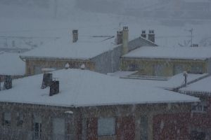 Els sostres registraven una quantitat important de neu a la capital de la Garrotxa