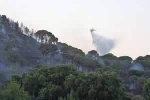 Un helicòpter remullant la zona una vegada controlades les flames