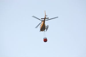 Helicòpter dels Bombers de la Generalitat treballant a la zona