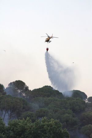Un helicòpter treballant a la zona de l'incendi prop de Torre Gironella
