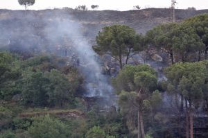 Les flames gairebé superen la muntanya