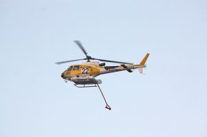 Un helicòpter dels Bombers carregat d'aigua