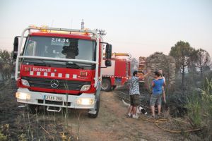 El foc ha cremat tres hectàrees i s'han desallotjat preventivament 35 veïns de la zona de Torre Gironella