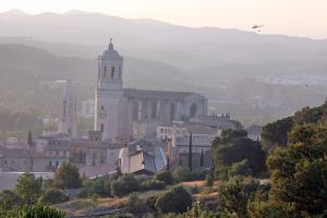 Vista de la Catedral de Girona amb un helicòpter dels Bombers de fons