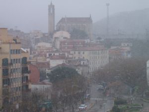 Vistes de l'església de Portbou amb la neu caient lentament