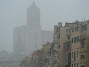 La neu començava a caure davant de la Catedral de Girona