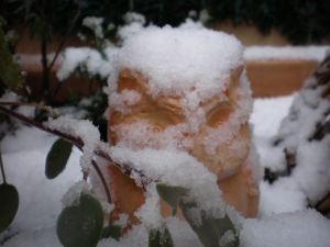 Figureta de jardí coberta per la neu a Girona