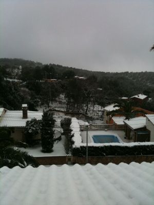 A Begur les imatges d'estiu amb les d'hivern es combinaven en aquesta curiosa fotografia d'una piscina nevada