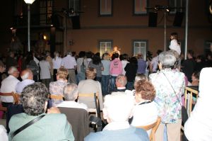 La majoria dels saltencs van assistir al pregó de la festa major i van poder veure l'actuació musical d'en Peret