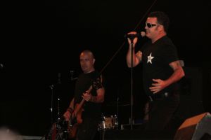 Primer concert de la nit del dissabte 23 de juliol a l'Era de Cal Cigarro (Salt) a càrrec de 'Seguridad Social'