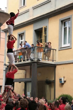 Actuació castellera davant de l'Ajuntament de Salt durant la festa major