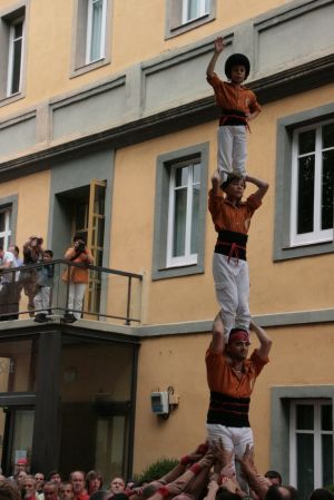 Actuació castellera davant de l'Ajuntament de Salt durant la festa major