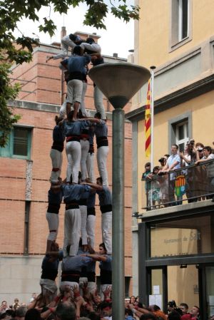 Actuació castellera davant de l'Ajuntament de Salt durant la festa major