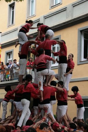 Actuació castellera davant de l'Ajuntament de Salt durant la festa major